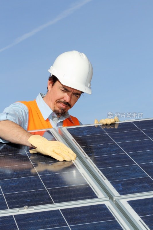 太阳能电池板技术员检查他的工作