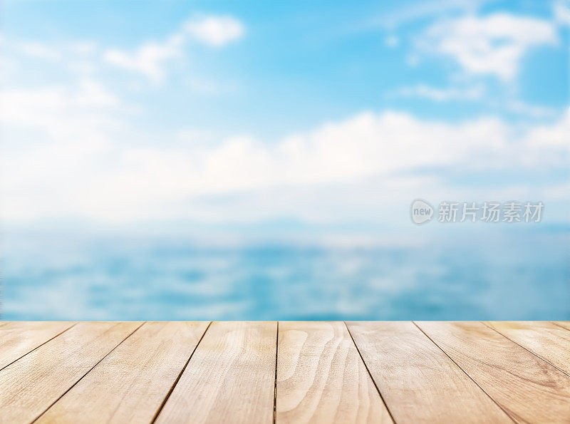 蓝色的大海和白色的沙滩上的木制桌面