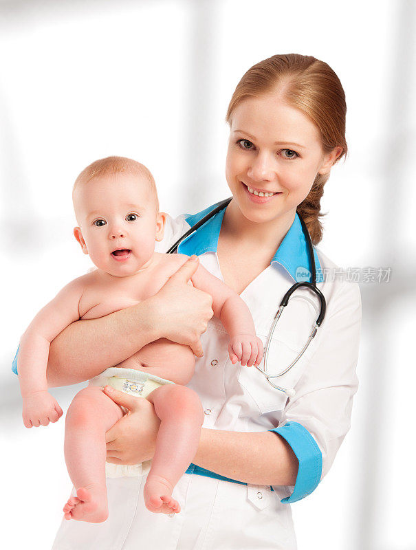 儿科医生女医生抱着病人的婴儿