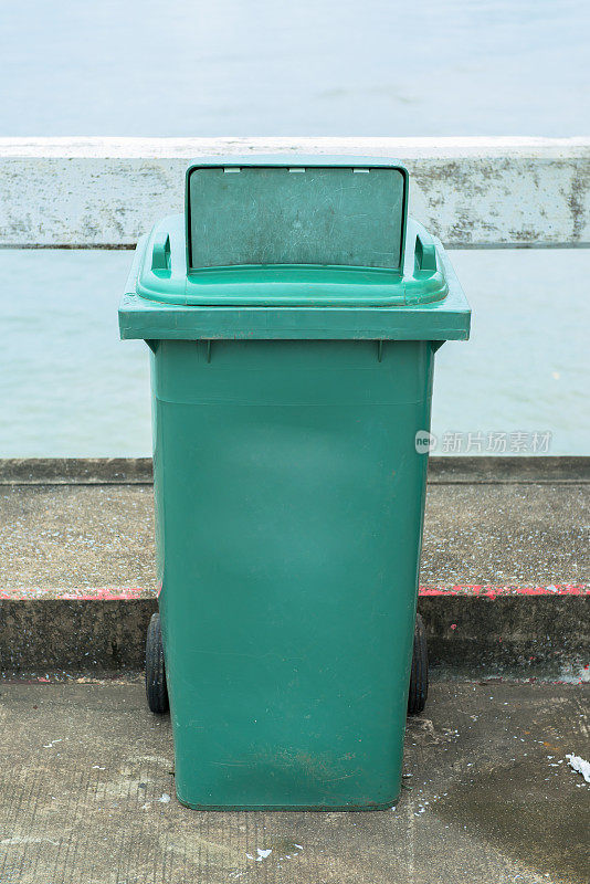 绿色回收垃圾桶