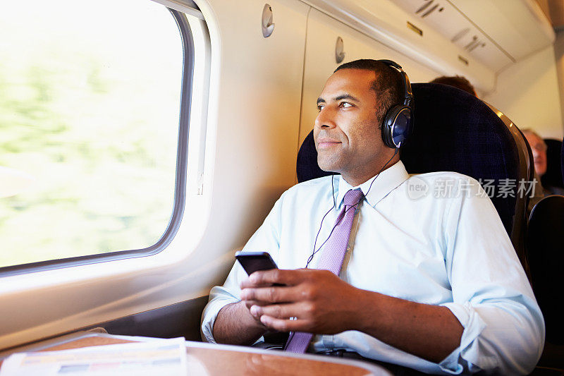 商人在火车上听音乐放松