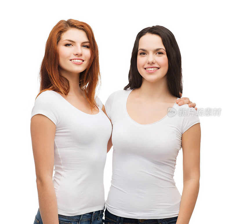 两个穿着白色t恤的微笑女孩拥抱在一起