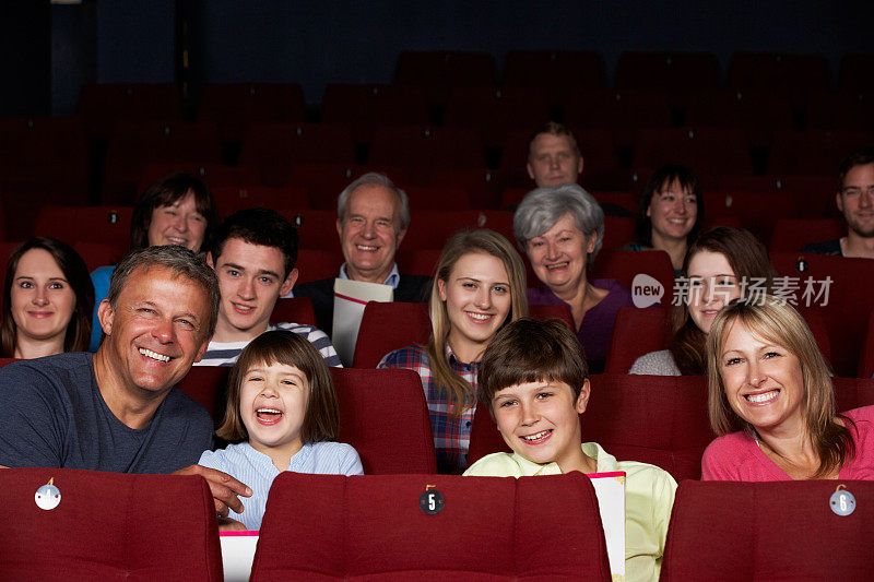 家庭在电影院看电影