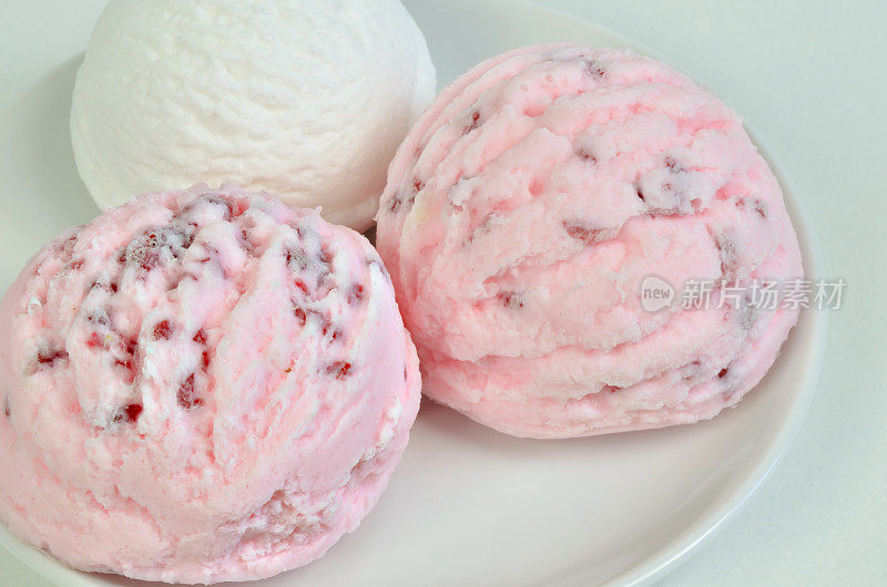 草莓冰淇淋和香草冰淇淋