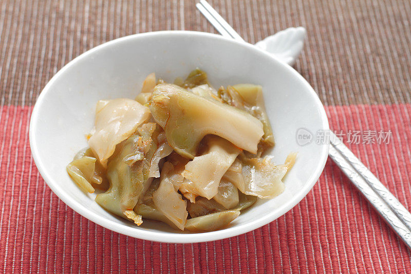 切成薄片的榨菜，在中国菜中用作调味品。