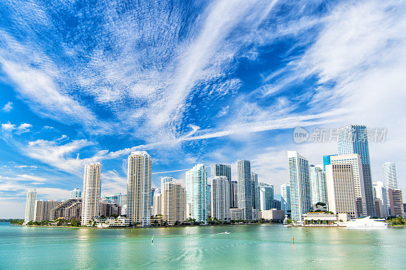 迈阿密，海湾边有摩天大楼的海景