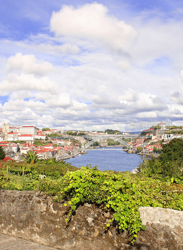 葡萄牙波尔图，玛丽亚皮亚桥和杜罗河