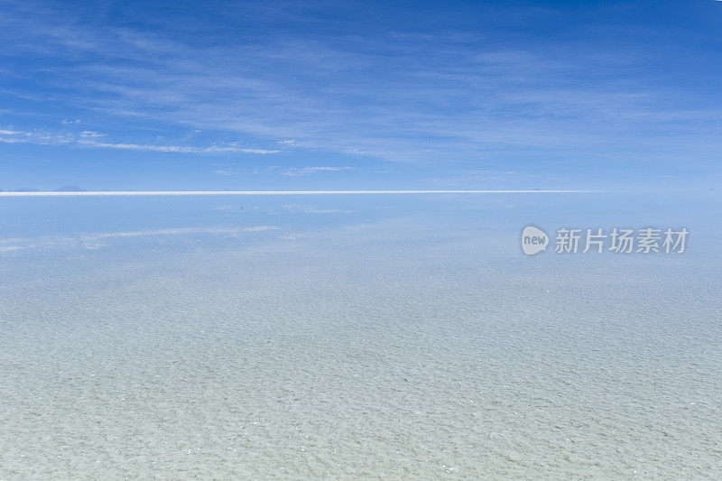 乌尤尼盐沼。蓝天倒映在水面上