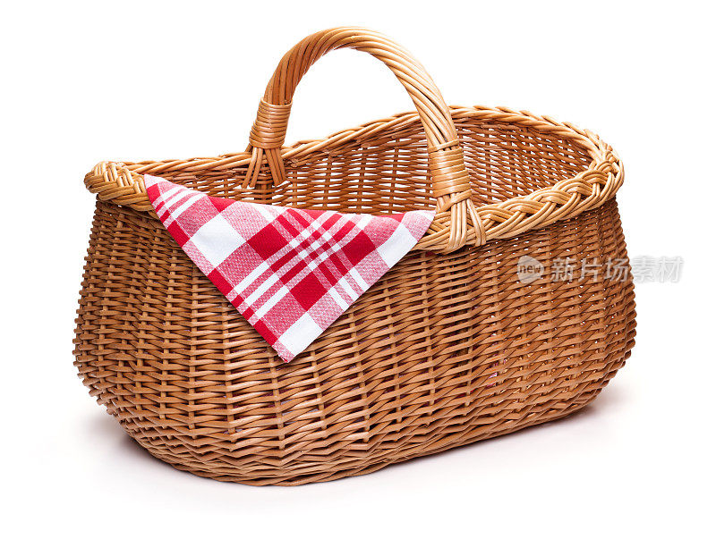 柳条野餐篮和红格子餐巾。