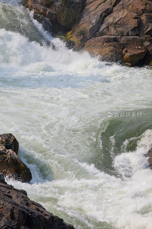 老挝湄公河里的利菲瀑布的详细视图