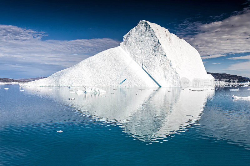格陵兰岛Eqi冰川附近漂浮着巨大的冰山