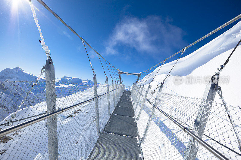 瑞士阿尔卑斯山上的天空桥