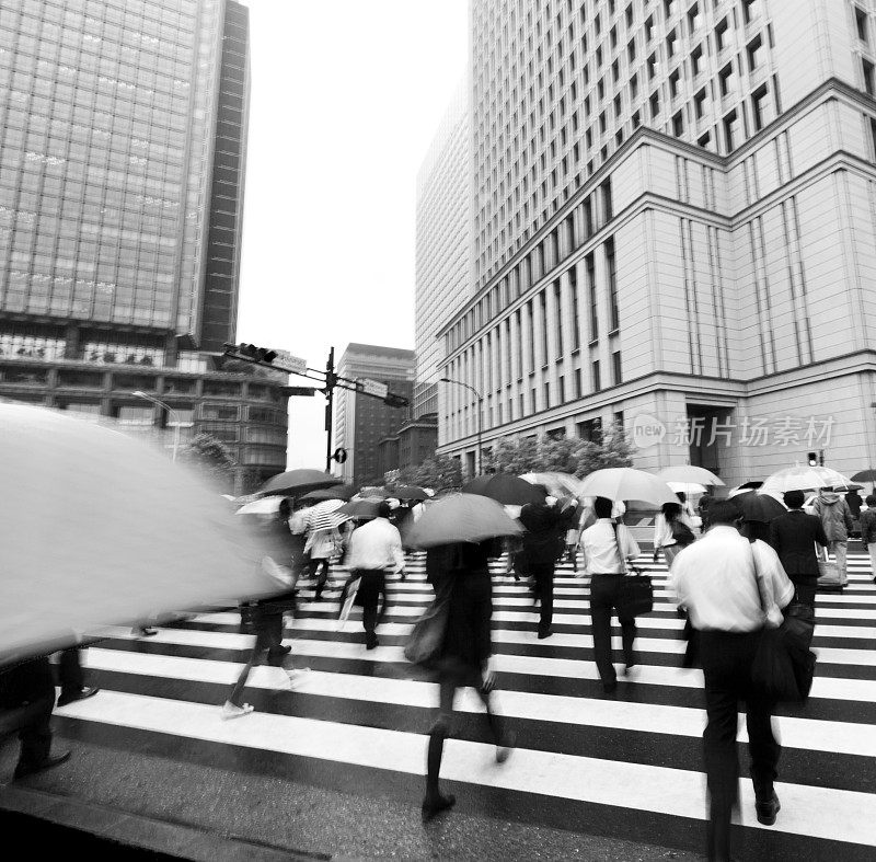 多雨的上班族