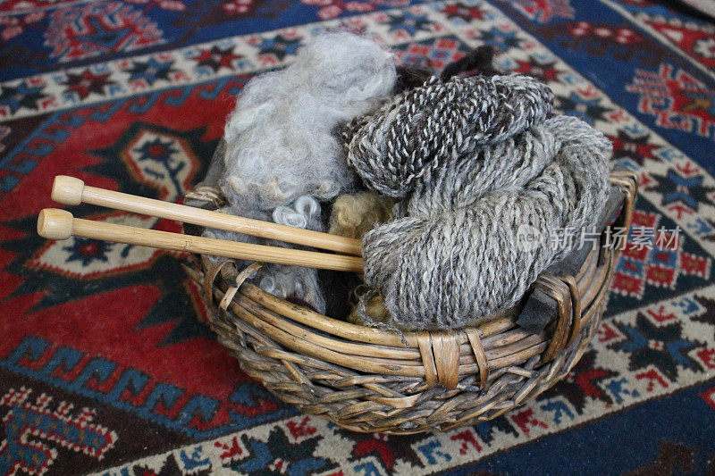 天然羊毛和两根土布纱线和木制针织针