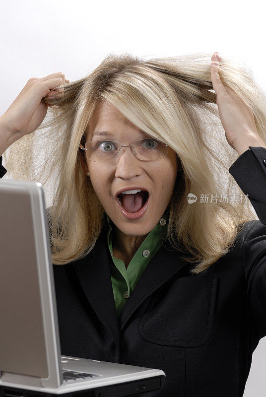 电脑故障让金发女人抓狂