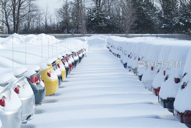 一场大雪下的新车