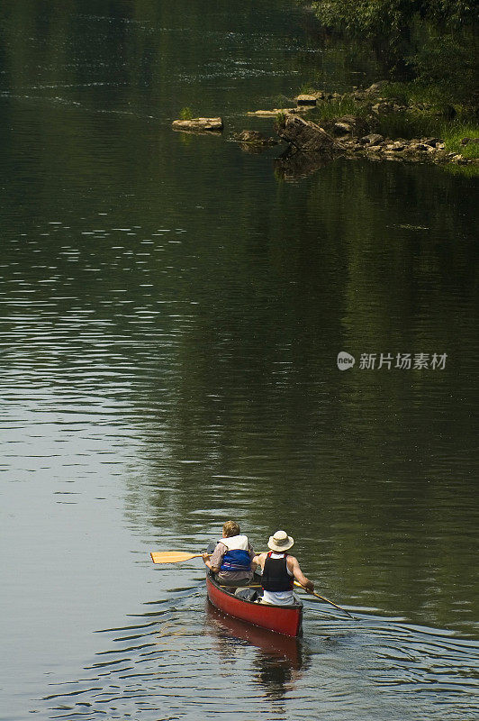 父亲和儿子划独木舟