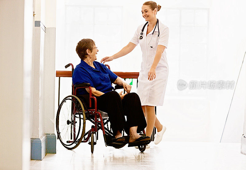 在养老院，老人和护士之间的快乐时刻