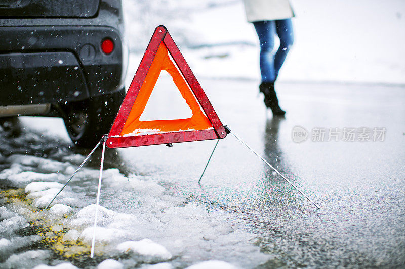 农村的车辆在暴风雪中抛锚了