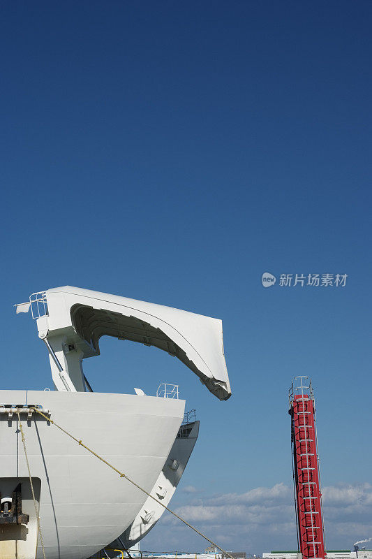 在晴朗的天空下，用拷贝空间打开渡轮门