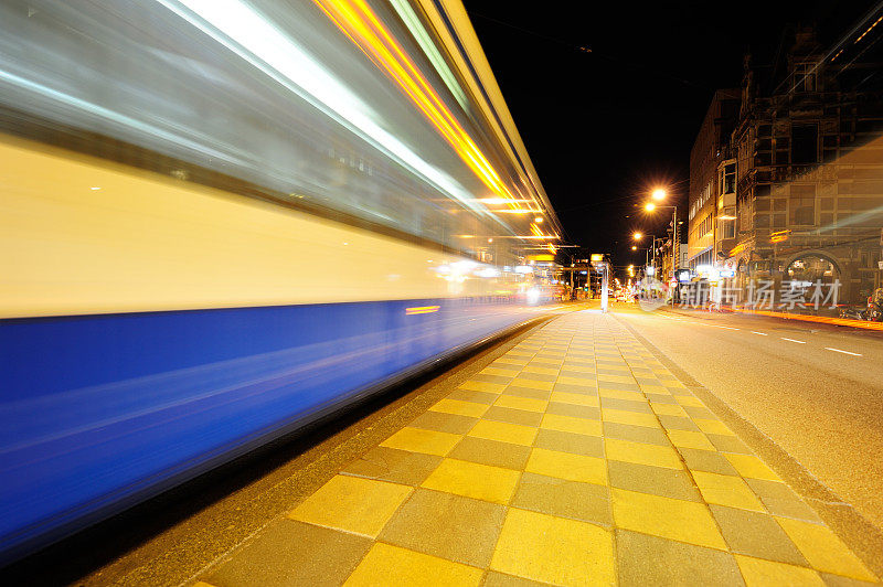 阿姆斯特丹有轨电车，动作模糊。夜间。