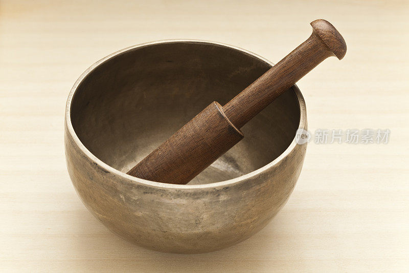 木桌上的西藏唱碗