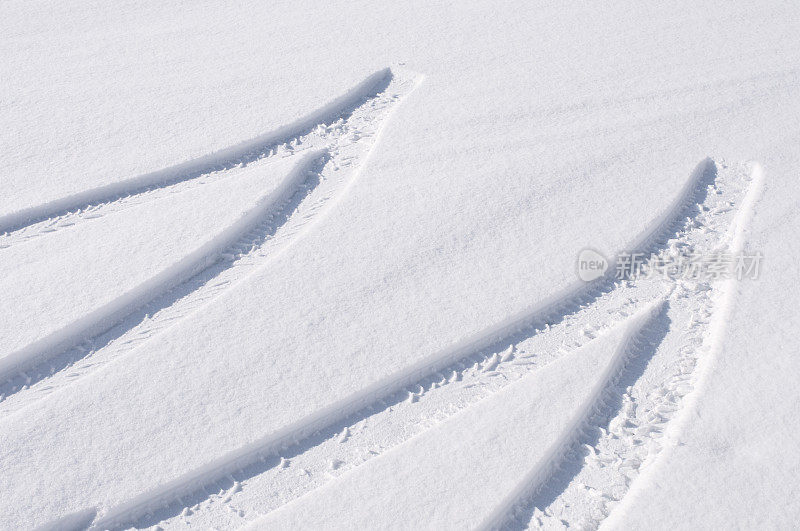 雪地上的轮胎印