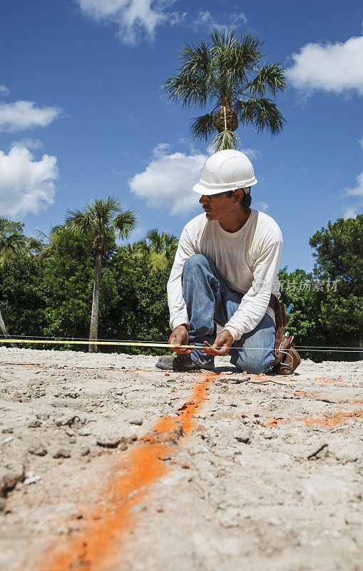 西班牙建筑工人准备挖掘工地