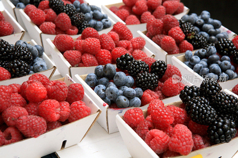 新鲜树莓，黑莓，市场上的蓝莓