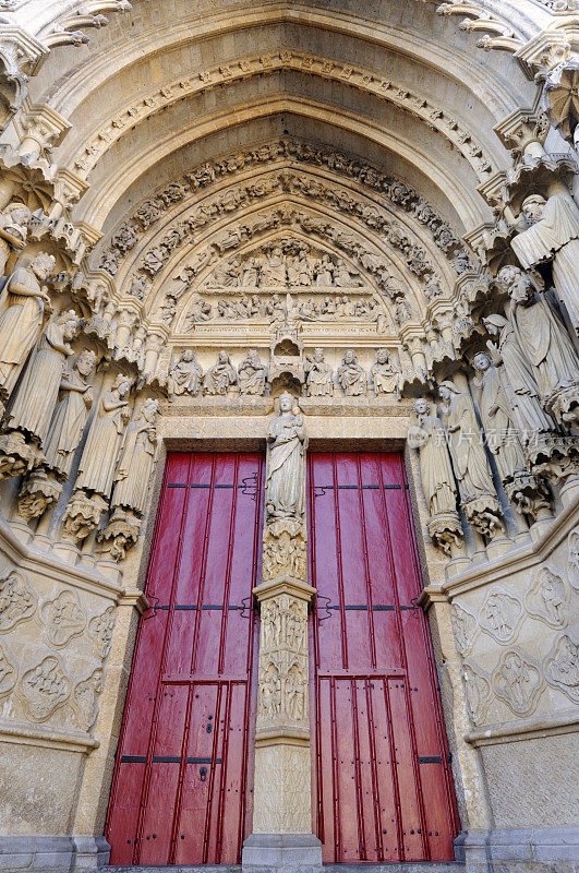 亚眠大教堂的门口。
