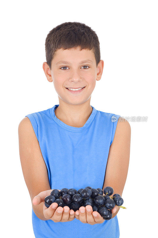 小男孩拿着葡萄的画像