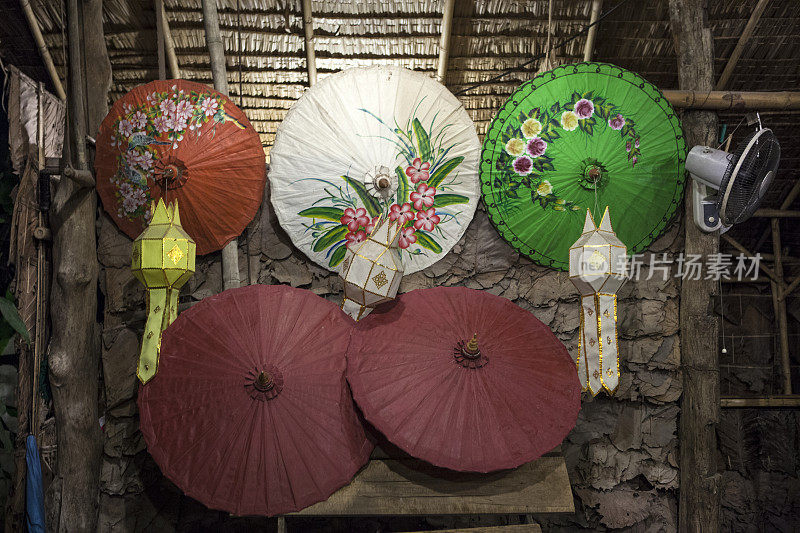 泰国乡村小屋里的雨伞