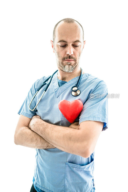在白色背景下手臂交叉的心脏病专家