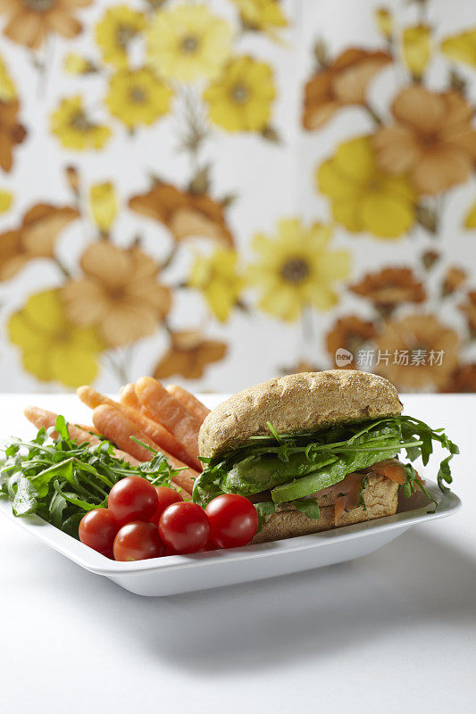午餐盘子，三文鱼三明治和蔬菜