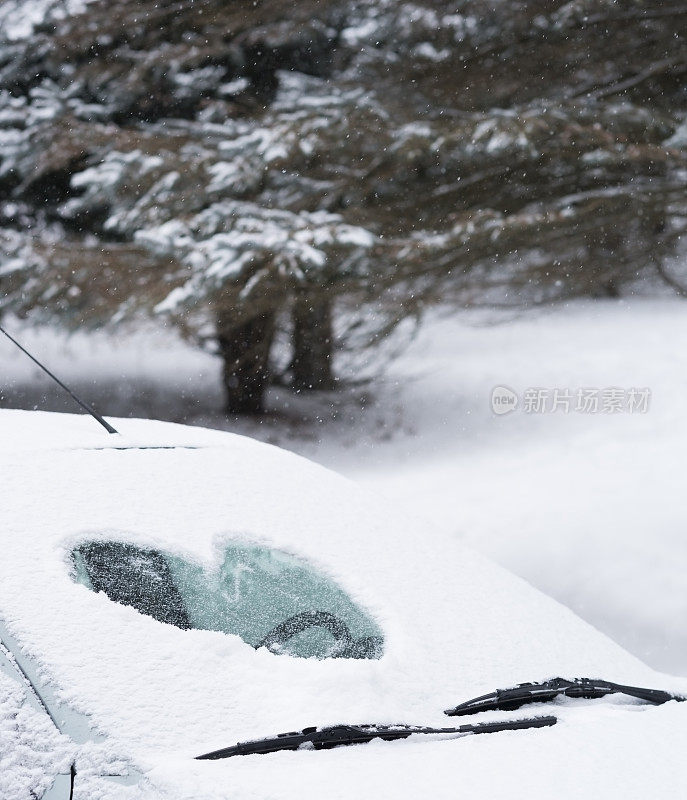 雪地汽车挡风玻璃上的情人节标志