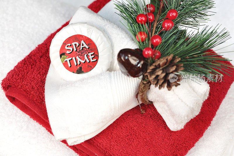 假日:圣诞水疗中心，红色和白色的毛巾