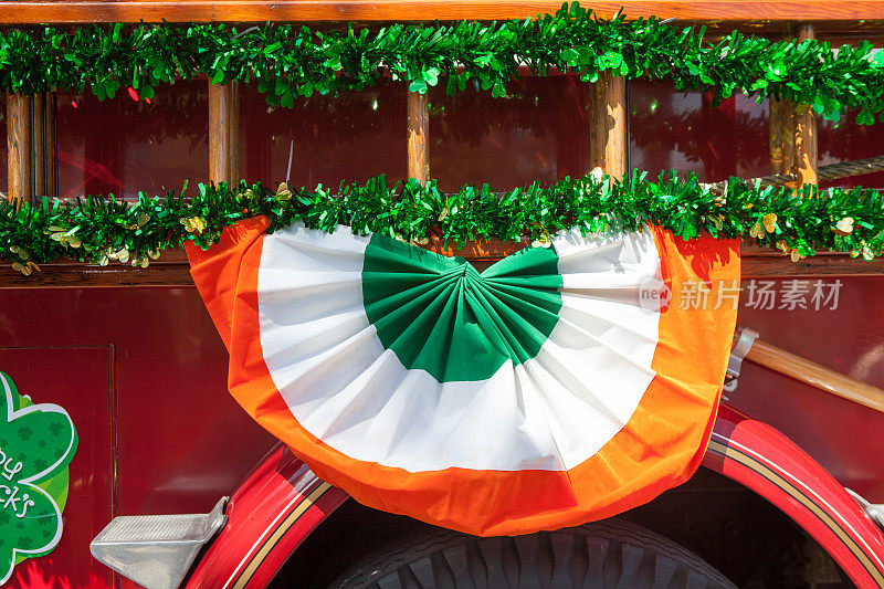 爱尔兰国旗装饰了圣帕特里克节游行的路线