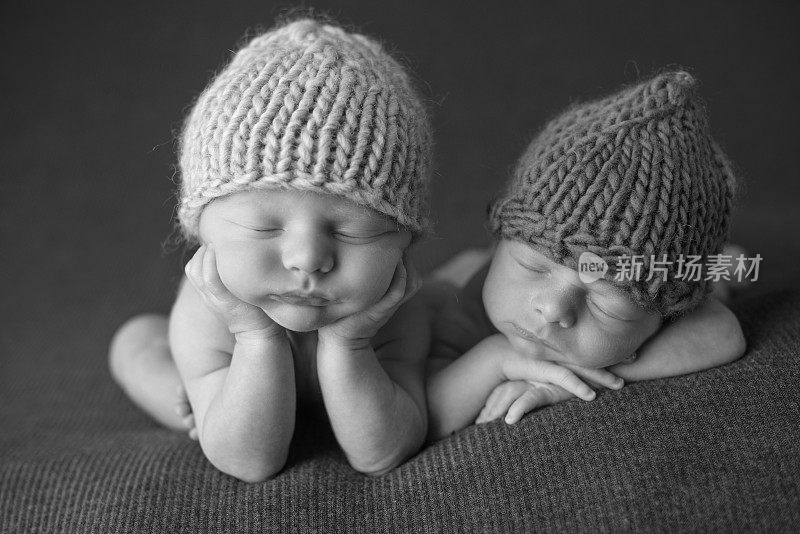 新生儿双胞胎兄弟的特写