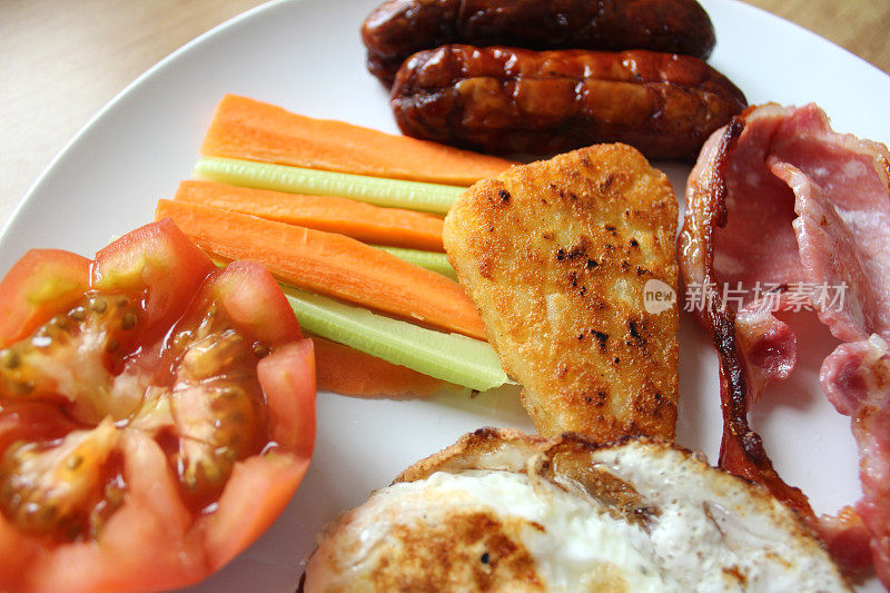 低热量，全英式油炸早餐，健康元素，生蔬菜，饮食