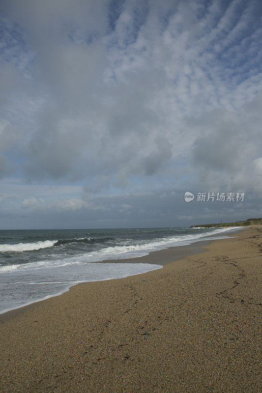 空旷的海滩与波浪在黑海海岸土耳其