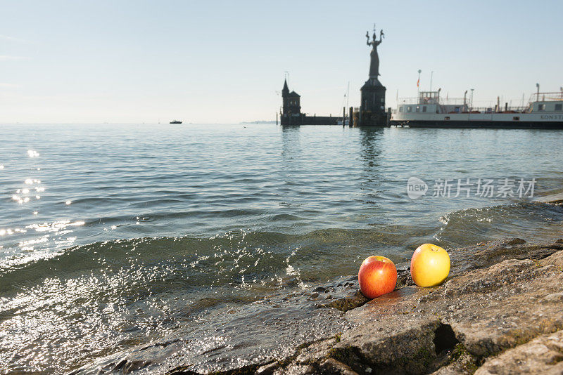 苹果前面是典型的著名的康斯坦斯风景。