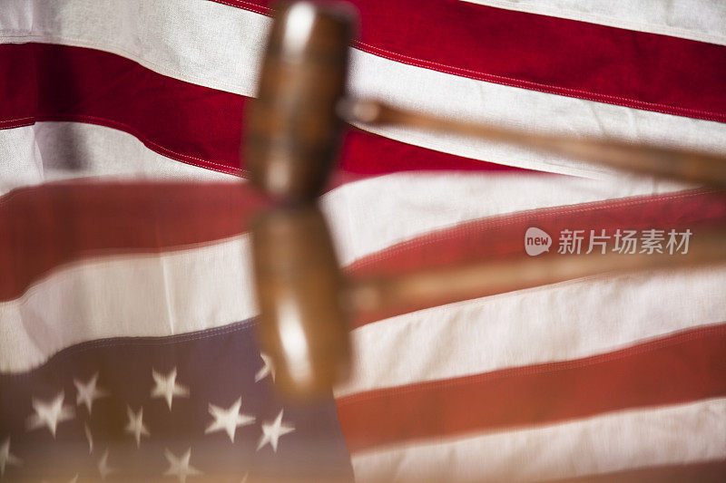 法官的小木槌和美国国旗放在法庭的桌子上。
