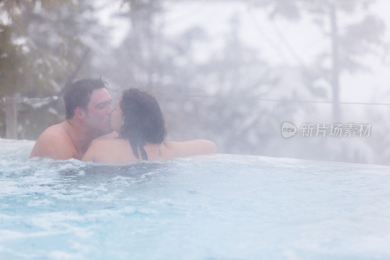 一对情侣在热浴中接吻