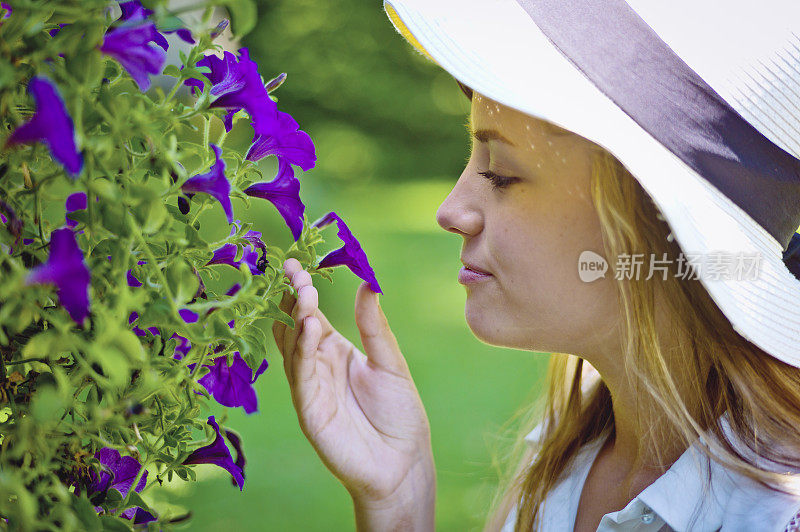 年轻女人或闻到花香的青少年