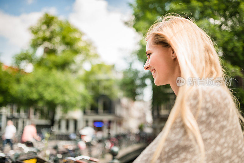 女游客在阿姆斯特丹骑自行车
