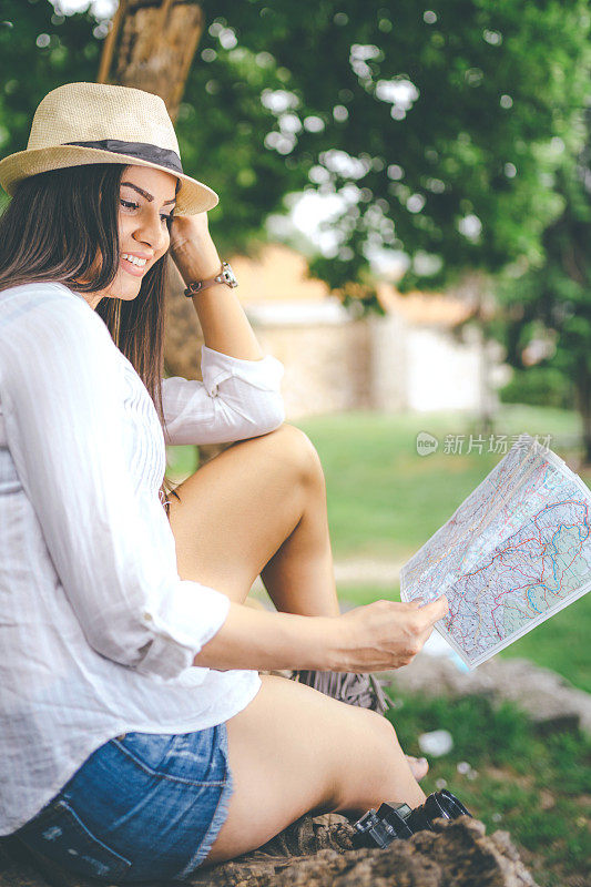 年轻女子在看地图