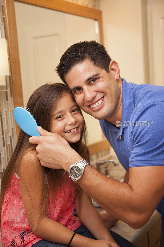 家人在一起的时间!单身爸爸在浴室给女儿梳头。