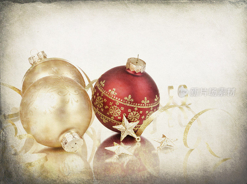 圣诞装饰球安排在金色星空Grunge背景
