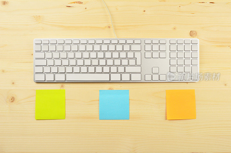 键盘与彩色的张贴在书桌上