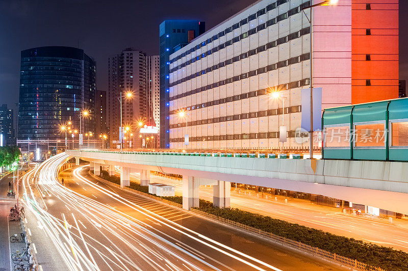 夜间的城市道路和高架桥